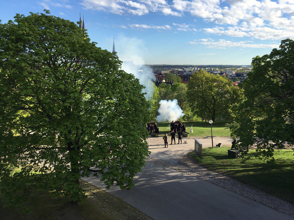 Kanoner avfyras vid Uppsala slott
